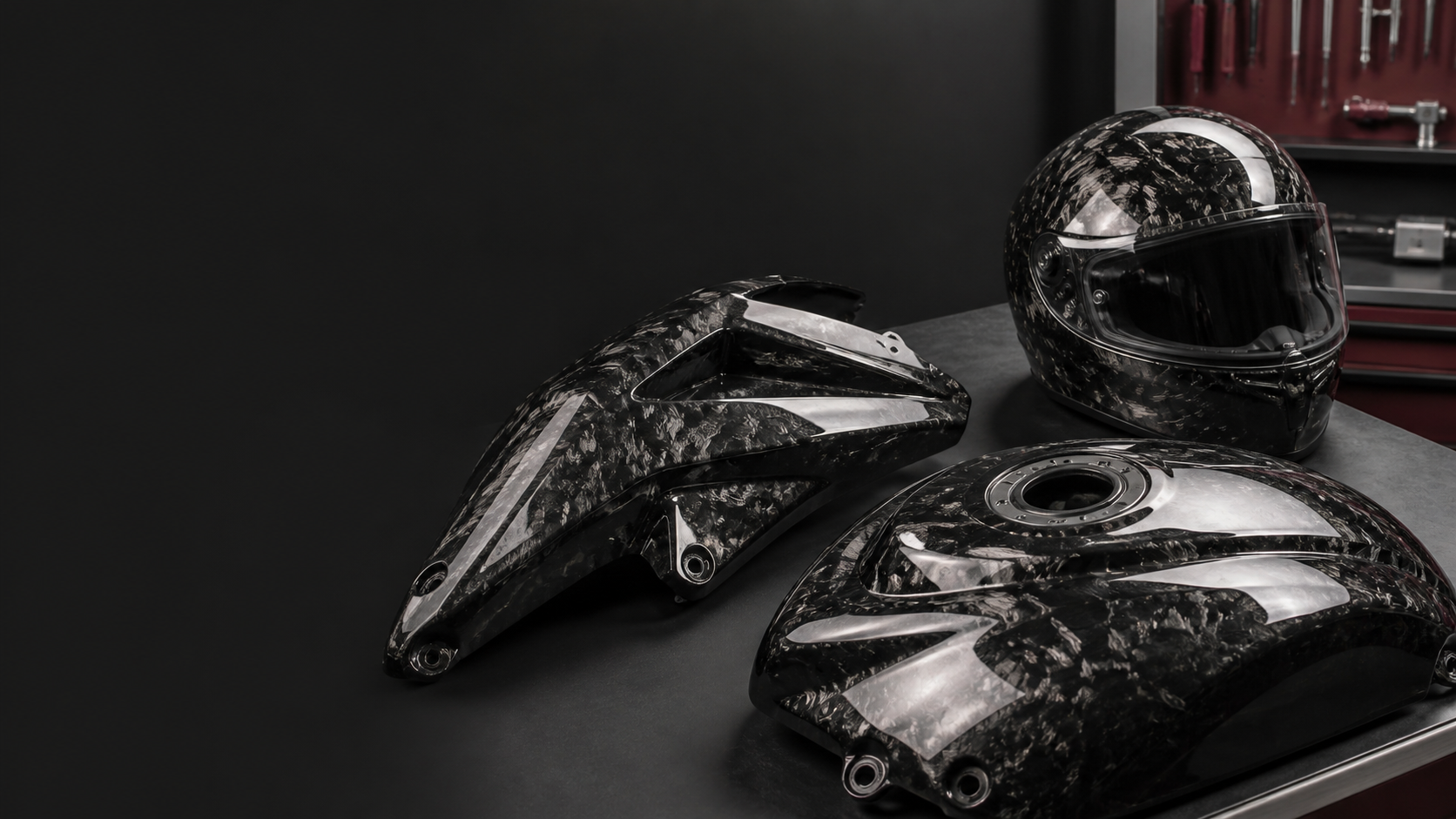 Мотоциклетные детали и шлем с фактурой forged carbon